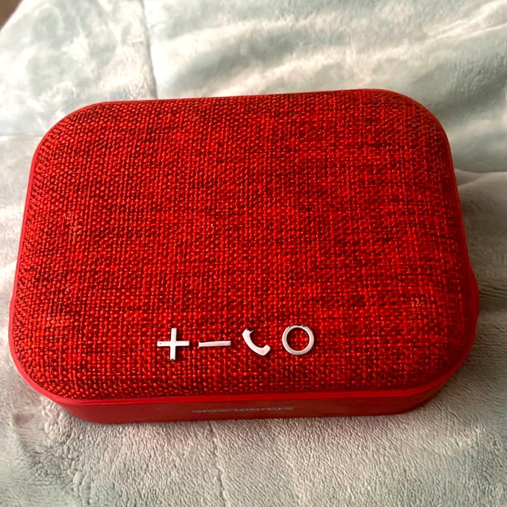 soundlogic speaker , 3w sound , and charger included .